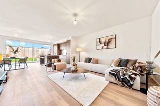 3 energieneutrale kwalitatieve luxueuze nieuwbouwwoningen (6% btw mogelijk!). E-peil 0, topafgewerkt! <br />Goedgelegen aan de Gavers.<br />INDELING: inkom met apart toilet, lichtrijke leefruimte (mooi parket), open geïnstalleerde keuken met EILAND (Siemenstoestellen en werkblad in composiet), handige berging. Aangelegd terras en omheinde tuin. <br />Op het verdiep bevinden zich de overloop, moderne badkamer (inloopdouche, bad, dubbele lavabo), apart toilet, en 3 grote slaapkamers. <br />TROEVEN: geothermische warmtepomp: vloerverwarming/vloerkoeling, zonnepanelen, 20.000 liter regenwater, massieve houtbouw, parket, TOPAFGEWERKT. 3 WONINGEN BESCHIKBAAR (2 halfopen, 1 gesloten met uitweg langsachter).<br />Meer info of een bezoek: charlotte@immobeguin.be