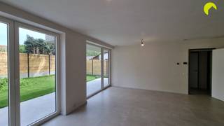 <p><span>In centrum Mortsel, in een rustige straat, wordt deze kleinschalige residentie te koop aangeboden.</span></p><p><span>Het gebouw (bouwjaar 2026) is volledig opgeleverd en beschikbaar bij akte.</span></p><p><span> </span></p><p><span>De 4 appartementen zijn voorzien van de nieuwste technieken:</span></p><p><span> </span></p><p><span>- Warmtepomp met vloerverwarming</span></p><p><span>- Individuele zonnepanelen</span></p><p><span>- BEN - appartementen (bijna energie neutraal)</span></p><p><span>- Ventilatie met warmterecuperatie (D-systeem)</span></p><p><span> </span></p><p><span>Ieder appartement heeft een eigen terras en fietsenparking. Het gelijkvloerse appartement beschikt over een tuin en autostaanplaats.</span></p><p><span> </span></p><p><span>In de gemeenschappelijke kelderverdieping, zijn er ruime bergingen aanwezig.</span></p><p><span>De prijs omvat een volledig instapklaar appartementsgebouw, voorzien van een mooie afwerking.</span></p><p><span> </span></p><p><span>De prijzen zijn exclusief de gebruikelijke kosten (btw, registratierechten, aktekosten, nutsvoorzieningen,...)</span></p><p><span> </span></p><p><span>Voor meer info of een bezoek er plaatste bel 03/449.42.41 of surf naar <span>www.habicom.be</span></span><span> </span></p><p><span>Benieuwd naar de waarde van jouw woning? Check het gratis op <span>www.watismijnhuiswaard.be</span></span></p><p><span> </span></p>