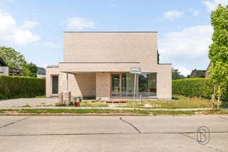 <p>Te koop: moderne en energiezuinige nieuwbouwvilla in Marke<br /><br />In het groene en gegeerde Marke bevindt zich deze kwalitatieve nieuwbouwvilla, waar luxe, ruimte en energiezuinig wonen centraal staan.<br /><br />Indeling: inkom met vestiaire, grote bureauruimte, toilet, de royale lichtrijke leefruimte met open keuken vormt het hart van de woning, waar grote raampartijen zorgen voor een overvloed aan natuurlijk licht en een prachtig zicht op de tuin, bijkeuken/wasplaats, 4 slaapkamers en twee moderne badkamers, ideaal voor gezinnen of wie ruimte en privacy belangrijk vindt.<br /><br />Buiten is er een overdekte carport en werd reeds een voorziening voor een zwembad voorzien.<br /><br />Een extra troef is de mogelijkheid om de woning naar eigen smaak af te werken, waarbij je zelf de materialen kan kiezen en zo jouw droomwoning realiseert.<br /><br />Voor wie is dit ideaal?<br />Ideaal voor gezinnen of ruimtezoekers die op zoek zijn naar een energiezuinige nieuwbouwwoning in een rustige en groene omgeving.<br /><br />Te koop via Immo Beguin, jouw vastgoedexpert sinds 2009, met kantoren in Ronse, Waregem, Kortrijk, Deinze, Doornik en Lessines.<br />Meer info of bezoek aanvragen via: feline@immobeguin.be</p>