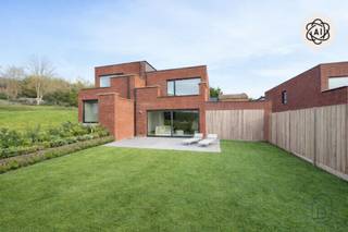 <article><div><div><div><div><div><div><p><strong>Ontdek dit kleinschalig project van 4 energiezuinige woningen waar comfort, kwaliteit en toekomstgericht wonen centraal staan.</strong></p><p>Deze <strong>moderne BEN-woningen</strong> zijn gebouwd volgens de hoogste normen en uitgerust met de <strong>nieuwste technieken</strong> op vlak van energiezuinigheid en wooncomfort. Denk aan optimale isolatie, ventilatiesystemen, hoogwaardige beglazing en duurzame installaties die zorgen voor <strong>lage energiekosten</strong> én maximaal woonplezier.</p><p>Elke woning biedt een <strong>ruime bewoonbare oppervlakte van 144 m²</strong>, ideaal ingedeeld voor gezinnen die op zoek zijn naar licht en ruimte. Bovendien liggen de woningen op <strong>zuidwestgerichte percelen van 256 m² tot maar liefst 791 m²</strong>. Hierdoor geniet je het hele jaar door van <strong>overvloedige natuurlijke lichtinval</strong> en <strong>zonovergoten tuinen</strong> – perfect voor wie houdt van buitenleven, ontspanning en privacy.</p><p><strong>Extra troef:</strong> indien je voldoet aan de wettelijke voorwaarden, kan je deze woning <strong>aankopen aan het verlaagde btw-tarief van 6%</strong>, wat een aanzienlijke financiële besparing oplevert.</p><p><strong>Kortom:</strong> deze ontwikkeling combineert hedendaags design met duurzame technologie, royale ruimtes en een uitstekende ligging. De ideale keuze voor wie toekomstgericht en energiezuinig wil wonen in een mooie, groene omgeving.</p><p>Wil je meer info, plannen inkijken of een bezoek inplannen? Neem gerust contact op: emiel@immobeguin.be</p></div></div></div></div><div></div><div><div></div></div></div></div></article><div></div>