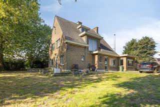 <p><span>Ruime woning vlakbij het centrum van Oudenaarde.</span></p><p><span> </span></p><p><span>INDELING</span></p><p><span>De woning omvat een ruime inkomhal met gastentoilet.</span></p><p><span>Verder heb je op de gelijkvloerse verdieping een grote, moderne leefkeuken en een ruime living.</span></p><p><span>Op de eerste verdieping heb je 3 grote slaapkamers en een badkamer.</span></p><p><span>De woning heeft een vaste trap naar de zolder waar nog kamers kunnen bij gemaakt worden.</span></p><p><span>Rondom de woning is er een grote tuin met mooie, oude bomen.</span></p><p><span> </span></p><p><span>LIGGING</span></p><p><span>De woning is tevens toegankelijk via de poort Gentstraat 31, deze woning geniet een erfdienstbaarbeid over dit perceel.</span></p><p><span> </span></p><p><span>PRAKTISCH</span></p><p><span>Voor meer info en/of een afspraak bel Eefje van Immo d'hondt 0498 88 88 89</span></p><p><span> </span></p><p><span>De woning wordt momenteel als bureel gebruikt, om een beter ruimtelijk inzicht te geven hebben we het AI de kantoorinrichting verwijderd.</span></p><p><span> </span></p>