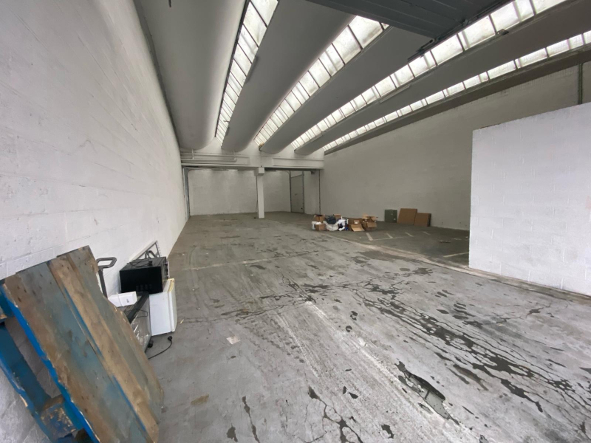Te verhuren magazijn van 310 m² met kantoren op een beveiligd, omheind terrein, met gratis behandelingsapparatuur. - foto 4