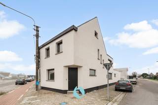 Deze magnifieke woning is gelegen in Rieme (Ertvelde) en geniet een heel vlotte verbinding naar het centrum, winkels, de R4/E34.De woning werd in...