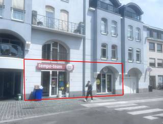 Toplocatie op het Keizersplein 2 (voormalig Tempo Team), met veel passage, uitstekende visibiliteit en parkeergelegenheid voor de deur. In het stadscentrum bevindt zich deze volledig ingerichte en moderne kantoorruimte van 195 m², instapklaar en geschikt voor diverse professionele doeleinden. De ruimte beschikt bovendien over één privatieve parkeerplaats (nr. 8). Huurprijs bedraagt 2.950 euro per maand. Onroerende voorheffing ten laste van de huurder. Gemeenschappelijke kosten: 25 euro per maand. EPC LABEL: B. Interesse? Contacteer ons voor meer info of een bezoek via info@immodelestre.be of 054 33 62 52. www.immodelestre.be
