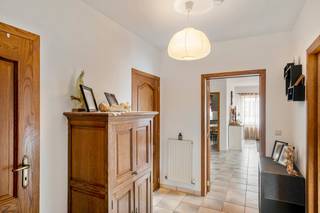 Ruim appartement gelegen op de eerste verdieping van een kleinschalig gebouw met vier eenheden.Gesitueerd op een gunstige locatie aan de rand van het...