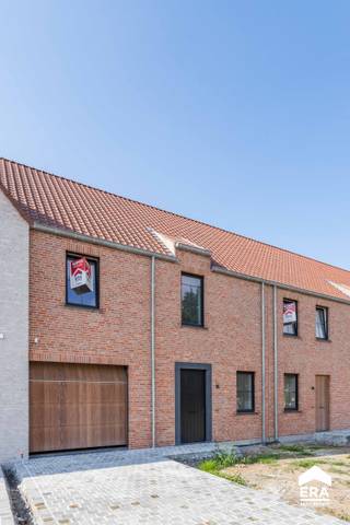 TE KOOP: Instapklare woning met 5 slpk, garage en tuinGelegen in het charmante Vlamertinge, biedt deze woning: * Ruime Living: Geniet van de royale...