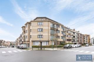 Square Estate biedt u deze prachtige gelijkvloerse handelszaak aan, gelegen in de zeer gegeerde gemeente Molenbeek op de hoek van de Carl...