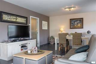 Lichtrijk hoekappartement met twee slaapkamers vlakbij het gemeentehuis van Middelkerke. Dit appartement op de eerste verdieping heeft rondom zonneterrassen met een open zicht. De volledig ingerichte keuken is halfopen en voorzien van een frigo, oven, vaatwas en keramische kookplaat. Er zijn 2 ruime slaapkamers met een dubbel bed en kleerkast.Twee badkamers, één met een douche en de tweede badkamer heeft een ligbad met dubbele lavabo.Het toilet is apart. Er is een berging met een aansluiting voor wasmachine. Bovendien is er de mogelijkheid tot een eigen gelijkvloerse garage met automatische poort, wat extra comfort en gemak biedt.Deze is op het Oudstrijdersplein gelegen en kan aangekocht worden aan 80.000 euroIdeaal voor wie op zoek is naar een praktische en lichte woonruimte met stijlvolle voorzieningen. Momenteel zijn er grote renovatiewerken aan de straten rondom dit gebouw. Deze werken zullen beëindigd zijn eind juni 2026.