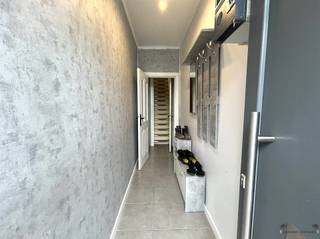 <p><span>Deels te renoveren halfopen woning met veel potentieel en zonnige koer, rustig gelegen in een aangename straat met vlotte verbindingen.</span></p><p><span>Op het gelijkvloers vind je een inkomhal, ruime leefruimte met eet- en zithoek, een functionele keuken met ontbijthoek en een badkamer met ligbad, toilet en wastafel. </span></p><p><span>Op de verdieping zijn er twee slaapkamers en een zolder die extra bergruimte biedt. </span></p><p><span>Achteraan is er een onderhoudsvriendelijke koer met aparte berging, ideaal om buiten te genieten. </span></p><p><span>De woning is deels opgefrist, maar vraagt nog verdere renovatiewerken perfect voor doe-het-zelvers of investeerders met oog voor potentieel. </span></p><p><span>Bel ons voor meer info en een bezoek ter plaatse op 052/50.50.00</span></p><p><span> </span></p><p><span>Bekijk ook onze visuele tour: <span>https://web-player.walkly.app/VoT9ChdTkk3ayg4RKdVj/p2ju4Ygk5MjRQ5ufY0Q2/ww/public</span></span><span> </span></p>