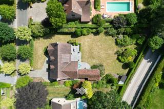 <strong>VERKOOP MET INSTELPRIJS: ontdek de troeven van deze villa tijdens een van de bezoekdagen op 25 juni, 29 juni of 1 juli (enkel op afspraak) </strong><br /><br />Deze ruime en instapklare woning bevindt zich in een gegeerde residentiële buurt op wandelafstand van het centrum van Heusden. Deze rustige en aangename deelgemeente van Destelbergen staat bekend om haar groene omgeving en gunstige ligging op korte afstand van Gent. <br /><br />Op een mooie perceel van 1.630 m² geniet u van optimale privacy, een zonnige tuin met zuidwestelijke oriëntatie en een aangenaam wooncomfort. <br /><br />Bij het binnenkomen wordt u verwelkomd in een ruime inkomhal met gastentoilet en praktische berging met vestiaire. Het gelijkvloers biedt een royale leefruimte met gezellige houthaard en een volledig uitgeruste keuken. Aansluitend vindt u een bijkeuken, een kelder en een inpandige garage. <br /><br />Op de eerste verdieping vind je vier ruime slaapkamers, twee badkamers en een bureauruimte. De master bedroom beschikt over een en-suite badkamer met ligbad, douche, toilet en twee lavabo’s, evenals een dressing. De zolderverdieping biedt extra opslagruimte of mogelijkheden voor uitbreiding. <br /><br />De volledig aangelegde tuin omvat 2 terrassen en een ruime tuinberging die perfect als hobbyruimte kan worden ingericht. De oprit biedt plaats voor meerdere wagens. <br /><br />Voor meer info over de verkoopprocedure, verwijzen wij naar onze website.