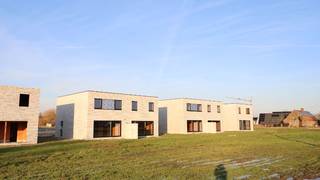 Deze halfopen woning is gelegen in een rustige nieuwbouw- verkaveling vlakbij het centrum van Roeselare. <br /><br />De woning bestaat op het gelijkvloers uit een inkomhal met gastentoilet, woonkamer met zicht op de tuin, open keuken, berging/wasplaats. <br />De keuken wordt volledig afgewerkt naar eigen smaak. <br /><br />Op het eerste verdiep vindt u de nachthal, een toilet, berging, badkamer en 3 ruime slaapkamers.<br />De badkamer wordt afgewerkt met een bad, inloopdouche en dubbel lavabomeubel. <br /><br />De woning is gelegen op een ruim zuidgericht perceel van 232m² en geniet een landelijk uitzicht. <br />Verder wordt er nog een carport aangebouwd voor de wagen. <br /><br /><strong>Liever zelf uw woning afwerken? Dit is mogelijk!</strong><br />Standaard worden de woningen volledig afgewerkt. Indien u wenst te besparen in afwerking en uw eigen vakmannen wil spreken, dit kan.<br />Liever later toch laten afwerken door Huysman Bouw? Alles is bespreekbaar. <br /><br />Daarnaast zijn deze woningen voorzien van super energiezuinige technieken: standaard is een <strong>warmtepomp </strong>en <strong>vloerverwarming </strong>op beide verdiepingen inbegrepen.<br />Bovendien geniet je door de lage energiescore van E10, 5 jaar lang van <strong>100</strong><strong>% korting op de onroerende voorheffing</strong>.<br /><br />De woning is rustig gelegen vlakbij het centrum van Roeselare (3km van de Grote Markt). Het station bereik je op 4 minuten (2km) en in de nabije omgeving bevinden zich verschillende winkels zoals een bakkerij, slagerij, frituur en grootwarenhuizen. <br /><br />Bij verdere interesse aarzel niet ons te contacteren op 051/201.400 of op info@dicasa.be