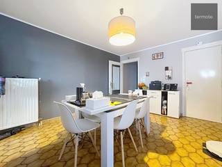 gezellig APPARTEMENT op de 4e verdieping, bestaande uit : aparte inkom met toilet + lavabo, living, keuken met koelkast, kookfornuis...