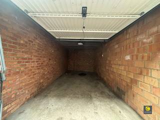 Coffre de garage avec portail électrique ! Dimensions : Profondeur : 5.7mHauteur du portail : 2.03mlargeur de l'entrée : 2.20m Directement disponible...