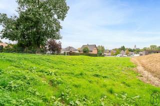 <p>OEDGELEGEN GROND van 1585m2 te OUDENAARDE! ZICHT OP GROEN! ZUID-OOSTgericht! Geen bouwverplichting! Ideaal voor VRIJ BEROEP in combinatie met wonen! Straatbreedte: 20m, Diepte: 75m, bebouwbare oppervlakte: 15m x 12,36m dus 185,4m2. Bezoek na afspraak met IMMO BEGUIN: 0486 606 600.</p>