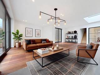 <p>Volledig afgewerkte halfopen woning op een centrale locatie, bestaande uit een inkomhal met gastentoilet, ruime slaapkamer of polyvalente ruimte, ingerichte badkamer (inloopdouche en lavabomeubel), en een was-/bergruimte met afzonderlijke toegangsdeur langs de zijkant. De uitgebouwde leefruimte met massief parket en bureauhoek sluit naadloos aan op de prachtige, volledig uitgeruste open keuken met eetplaats. Achteraan bevindt zich een diepe tuin met aangelegd terras en uitweg naar een achterliggend straatje.</p>
<p>Op de verdieping bevinden zich een tweede en derde slaapkamer en een nachthal met afzonderlijk toilet.</p>
<p>Extra troeven:</p>
<ul>
<li>
<p>Totaalrenovatie met kwalitatieve afwerking</p>
</li>
<li>
<p>Energiezuinig (Label B)</p>
</li>
<li>
<p>Conforme keuring elektriciteit</p>
</li>
<li>
<p>Videoparlefoon</p>
</li>
<li>
<p>Vloerverwarming</p>
</li>
<li>
<p>Regenwaterput van 10.000 L</p>
</li>
<li>
<p>Uitweg achteraan met mogelijkheid tot garage of carport</p>
</li>
<li>
<p>Vlotte verbinding naar diverse voorzieningen en in- en uitvalswegen</p>
</li>
</ul>
<p>Deze woning is te koop ZONDER makelaar via het concept van Smart Houses! Wenst u verdere inlichtingen of bezoek? Contacteer rechtstreeks de eigenaar via 0479/32.02.14</p>