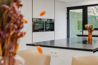 Alleenstaande villa te koop in Marke (Rodenburg), rustig gelegen in een doodlopende straat nabij AZ Groeninge. Deze lichtrijke woning combineert karakter, comfort en privacy met een vlotte bereikbaarheid.* Alleenstaande woning / villa te koop in Marke (Rodenburg)* Gelegen in een rustige, doodlopende straat met maximale privacy* Topligging nabij AZ Groeninge, Hoog Kortrijk en belangrijke invalswegen* Vlotte verbinding naar autosnelweg via de Marionetten of de Pottelberg* Lichtrijke leefruimte met warme, gezellige uitstraling* Aansluitende leefkeuken met veel natuurlijk licht* Mooie connectie tussen binnen en tuin dankzij grote raampartijen* Aangename, groene tuin met veel privacy* 3 volwaardige slaapkamers* Ruime garage, ideaal voor wagen, fietsen en opslag* Veel praktische bergruimte dankzij ingemaakte kasten* Nabij scholen (Rodenburgschool, Damiaanschool, Kinderland)Verkoop via pre-sale. Op zat 18/04 kan u dit huis voor het eerst bezoeken (tussen 10u en 14u op afspraak) Bij verdere interesse kan er de week daarna opnieuw een bezoek worden ingepland. Tegen vrij 24/04, uiterlijk 12u kan u een eenmalig maximaal bod uitbrengen. Meer info via matthias.vanneste@dewaele.com of 0479 67 68 48De eigendom wordt aangeboden via de Pre-sale formule. Op 24/04/2026 tussen 10:00 en 12:00 kan u de woning op afspraak komen bezichtigen en een bod uitbrengen. De vermelde prijs is een instelprijs. Voor meer info, gelieve contact op te nemen met de dossierverantwoordelijke.