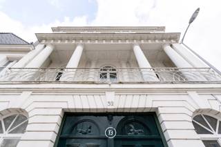 In het hart van Kortrijk vinden we deze indrukwekkende herenwoning, momenteel in gebruik als handelsruimte. Dankzij de uitstekende ligging...