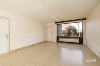 Deze ruime gezinswoning met vier slaapkamers is gelegen in een residentiële buurt met een vlotte verbinding naar het centrum van Oostende en Bredene. <br /><br />De woning is uitermate ruim en kan mits enkele opfrissingen de perfecte gezinswoning vormen. <br /><br />Het pand geniet een logische indeling met een inkomhal die naar de leefruimte leidt. Deze leefkamer is lichtrijk dankzij de raampartijen aan weerszijde en geniet een ruim oppervlak. Aanpalend is er de functionele keuken. <br /><br />De woning beschikt over vier volwaardige slaapkamers. Daarenboven is er tal van bergruimte dankzij de zolder, berging en kelder. De badkamer is op heden uitgerust met een bad/douchecombinatie, toilet en lavabo. <br /><br />De gezellige tuin is een aangename plek om tot rust te komen. <br /><br />Tot slot is er nog een grote garage met oprit. <br /><br />Bent u op zoek naar een gezinswoning op een toplocatie te Oostende?<br /><br />Aarzel dan niet en neem contact op voor meer info of een afspraak! <br /><br />