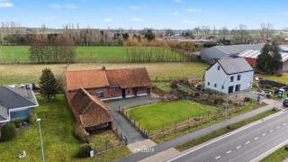 Deze hoeve op een fantastisch perceel van meer dan 1450 m² bevindt zich aan de rand van Hamme, richting Waasmunster.
De centrale woning beschikt over drie slaapkamers, eetkamers, een keuken en verschillende andere ruimtes die vrij in te vullen zijn. De woning heeft een grondige opknapbeurt nodig, maar beschikt over een stevige structuur die als basis kan dienen om een droomwoning te realiseren.
De renovatiemogelijkheden zijn niet min: een uitbreiding tot een totaalvolume van 1.000 m³ is toegestaan, mits 75% van de originele bouwplaat behouden blijft. Een uitstekende basis dus om hier een absolute droomwoning te creëren.
Naast de ligging is het open zicht op velden en vee van de achterliggende landbouwgrond een absolute troef van deze eigendom.
Wil je deze woning graag eens in het echt bekijken? Of wens je meer informatie?
Bel ons op 052 46 38 03 of stuur een mail naar info@uw-huis.be