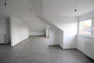 <p><span>Dit prachtig loft-appartement/penthouse is gelegen in de Schoolstraat te Nieuwerkerken en werd volledig gerenoveerd.<br />Het appartement omvat: ruime leefruimte met open keuken, zuidgericht terras, slaaphoek, badkamer, toilet, berging en afgesloten garagebox.<br />725 euro huur + 25 euro gemeenschappelijke kosten. 3 maanden huurwaarborg bij Korfine. <br /><br />Voor meer informatie of een bezoek, contacteer ons vastgoedkantoor B&V Invest. <br /> </span></p>