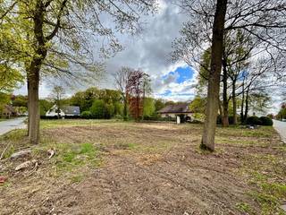 In de Eugène De Grootelaan in Houthulst bieden wij twee mooie bouwgronden aan (lot 1 - 678 m² en lot 2 - 692 m²) voor open bebouwing. Deze percelen vormen de ideale basis voor wie wil bouwen op maat en dat op een rustige locatie met voldoende ruimte en privacy. Of je nu kiest voor een moderne nieuwbouw, een landelijke architectuur of een tijdloze, strakke woning: wij begeleiden je nieuwbouw van idee tot de afwerking.<br /><br />Bouwkost vanaf 1.900€ per vierkante meter incl. architect excl. btw.<br /><em>De foto's van het huis zijn als referentie, want met All-Bouw bouw jij jouw droomwoning helemaal op maat.</em>