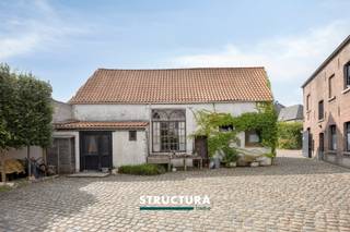 Schuur met potentieel tot woning op topligging in Walfergem (Asse). Bent u op zoek naar een uniek renovatieproject met tal van mogelijkheden? Dan is deze constructie, momenteel ingericht als schuur, beslist een bezoek waard. Het gebouw is gelegen op een perceel van 2 are 52 centiare en beschikt over een ruime gevelbreedte van circa 12,80 meter en een perceeldiepte van ongeveer 22 meter. Recht van overgang op de toegang naar de woning links van de eigendom.Dankzij deze interessante afmetingen vormt het pand een uitstekende basis voor de realisatie van een eengezinswoning (onder voorbehoud van de vereiste vergunningen). Een belangrijke troef is dat de gemeente reeds een gunstig principieel oordeel heeft gegeven voor de functiewijziging van handelswoning naar woning, wat interessante perspectieven biedt voor kandidaat-renoveerders of zelfbouwers. Het pand beschikt over een EPC-label F, waardoor de energetische renovatieverplichting van toepassing is. De koper dient het gebouw binnen de zes jaar na de notariële akte energetisch te renoveren tot minstens EPC-label D, overeenkomstig de geldende Vlaamse regelgeving. Niet opgenomen in het maatregelenregister. De ligging is bovendien uitstekend: in het landelijke Walfergem (Asse), met een vlotte verbinding naar het centrum van Asse, Brussel en de belangrijke invalswegen. Winkels, scholen en openbaar vervoer bevinden zich eveneens in de nabije omgeving. Wenst u meer informatie of een bezoek ter plaatse? Contacteer Structura op 02/460.80.46 of info@structura.be