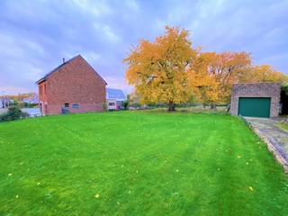 Immo Pické biedt U deze zeer ruime bouwgrond aan voor een open bebouwing van maar liefst 23a 38ca. Deze bouwgrond os geschikt voor een woning met een voorgevelbreedte van ongeveer 12m en een bouwdiepte op het gelijkvloers van 15m. Bouwvrije strook van 3m aan beide kanten van de op te richten woning. Voor verdere informatie, aarzel zeker niet het kantoor te contacteren.