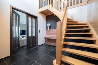 <p>Met trots stellen wij u deze uitzonderlijke villa voor, gelegen in het groene Begijnendijk! Deze instapklare eigendom combineert ruimte, comfort en energiezuinigheid op een perceel van maar liefst 1.070 m², met een bewoonbare oppervlakte van ca 370 m².<br />Bij het betreden van de woning wordt u verwelkomd in een ruime L-vormige leefruimte waar grote raampartijen een prachtig zicht bieden op de tuin met zwembad. De hoogwaardige afwerking en het gevoel van openheid zorgen hier voor een aangename woonbeleving. Aansluitend bevindt zich de volledig uitgeruste keuken voorzien van een Falcon fornuis, ideaal voor kookliefhebbers. Verder beschikt het gelijkvloers oven een praktische berging/wasplaats en een dubbele garage.<br />Op de eerste verdieping vindt u een luxueuze badkamer uitgerust met bubbelbad en een ruime inloopdouche. Daarnaast zijn er drie volwaardige slaapkamers en een dressing.<br />De tweede verdieping biedt een bijzonder ruime extra slaapkamer met reeds aanwezige watervoorziening. Dit biedt tal van mogelijkheden.<br />De fraai aangelegde tuin vormt een echte oase van rust. Hier geniet u van het zwembad en het volledige ingerichte poolhouse. De ideale setting voor ontspanning en gezellige momenten samen.<br />Deze energiezuinige villa beschikt over 24 zonnepanelen en behaalt een EPC-score B, wat bijdraagt aan een duurzame en toekomstgericht woonervaring.</p><p>Interesse? Contacteer ons voor een bezoek en laat u charmeren door deze prachtige villa.<br />EPC: 111 kWh/m² UC: 20260407-0003842368-RES-2<br /> </p>