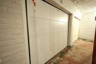 Deze uitzonderlijk ruime garage is gelegen in de Residentie Flora te Mariakerke.<br />Via de Troonstraat rijdt men binnen in het ondergrondse complex.<br />De automatische poort verleent u toegang tot de gerenoveerde residentie.<br />Het gebouw werd zonet in een nieuw jasje gestoken.<br /><br />De garage zelf beschikt over een automatische poort en heeft volgende ruime (en uitzonderlijke) afmetingen:<br /><br />Via een automatische poort krijgt men toegang tot het afgesloten complex. De afgesloten garagebox is vlot toegankelijk en heeft volgende afmetingen:<br />Hoogte poort: 2 m<br />Breedte poort: 2,32 cm<br />Breedte box: 2,72 cm<br />Diepte box: 6,27 cm