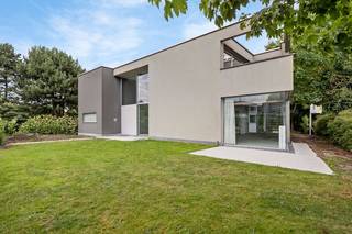 In de prestigieuze en beschermde Kasteeldreef ligt deze moderne villa van 450 m² bewoonbare oppervlakte op een royaal perceel van 1.735 m²...