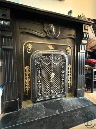 Goedgelegen VERGUNDE OPBRENGSTEIGENDOM bestaande uit een STUDIO en 3 APPARTEMENTEN. Allen verhuurd aan correcte huurders, en reglementair vergund (aparte telers + brandweerattest). Charmant karaktervol gebouw, correcte huurders, handige kelder, dubbele beglazing, centrale verwarming aardgas met elk zijn eigen brander, NIEUW en geïsoleerd DAK, brandattest in orde. Bezoek na afspraak met IMMO BEGUIN: info@immobeguin.be