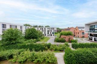 Instapklaar appartement met zonnig terras op een zeer gegeerde locatie!<br /><br />Deze configuratie komt niet vaak voor op deze site; het appartement ligt op de hoek van de 2e verdieping en heeft zo een zuidwest georiënteerd terras met een mooi uitzicht waar u zeer lang van de zon kunt genieten.<br /><br />Gebouwd in 2010 en dus volledig in orde op vlak van technieken en energiezuinigheid (EPC label B). Verder afgewerkt met tijdloze materialen zoals eiken parket, aluminium ramen en een kwalitatieve Bulthaup keuken met Miele toestellen.<br /><br />Topligging nabij het stadscentrum en omgeven door groen (Bourgoyen-Blaarmeersen-Watersportbaan). Door de ligging tussen de kleine ring en de R4 is de site ook ten allen tijde perfect bereikbaar met de auto, fiets of bus. Verder zijn er voldoende winkels op wandelafstand.<br /><br />Het appartement is gelegen op de bovenste verdieping, de indeling is als volgt; inkomhal met apart toilet, badkamer (bad, douche en lavabo), 2 slaapkamers, leefruimte met open keuken, keukenberging met aansluiting voor was-droogmachine en een overdekt terras.<br /><br />In de prijs is een kelderberging inbegrepen, autostaanplaats in de kelder is bij te kopen aan 30 000 euro.<br /><br />Elektriciteit conform.<br />Eerste bezoekdag 11/07/2026 vanaf 10u.