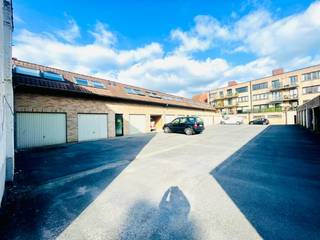 Deze studio bestaat uit een inkomhal met vestiairekast, leefruimte, open keuken, een slaaphoek en badkamer. Recent vernieuwde Veluxramen!Huurprijs te...