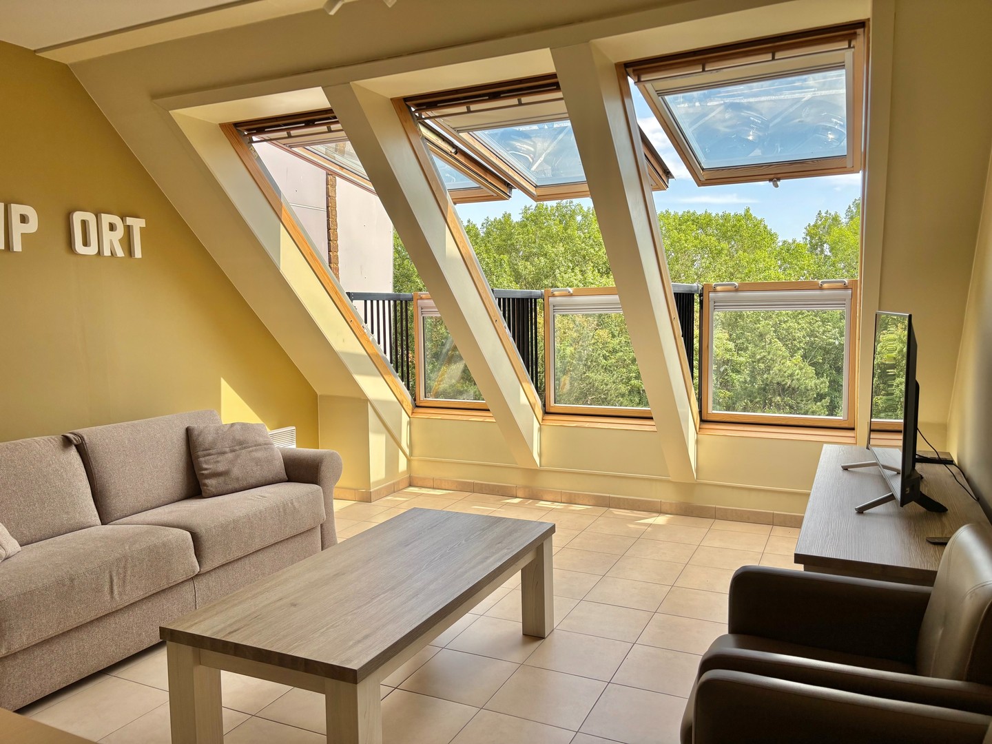 Zonnig appartement met slaapkamer en slaaphoek. - foto 1