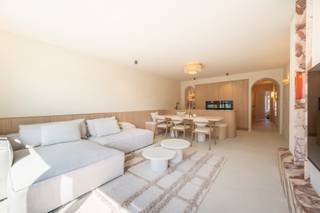 <em><strong>Residentie Moritoen</strong></em><br /><br />Op een uiterst centrale locatie bevindt zich dit volledig vernieuwde appartement met een zongericht terras dat de leefruimte een bijzonder aangename sfeer geeft.<br /><br />De inkomhal met vestiaire en gastentoilet vormt een ruime en praktische ontvangstzone, aangevuld met een handige berging. De leefruimte baadt in het licht en sluit mooi aan op de open keuken met eetgedeelte, wat zorgt voor een open en comfortabele woonomgeving. Vanuit de woonkamer bereikt u het terras, waar u de hele dag kunt genieten van zon en rust.<br /><br />Het appartement beschikt over drie slaapkamers, waarvan twee met eigen badkamer. De master bedroom is uitgerust met een badkamer met ingewerkt ligbad en een badkamermeubel, wat extra comfort biedt. De tweede slaapkamer beschikt over een inloopdouche en eveneens een badkamermeubel, wat zorgt voor een praktische en moderne indeling.<br /><br />Een bijkomende troef is de mogelijkheid tot aankoop van een garagebox. Daarnaast kunnen ook de meubelen optioneel worden overgenomen.<br /><br /><strong>Interesse?</strong> Neem gerust contact op voor een bezoek of meer informatie.<br />Ref: A752