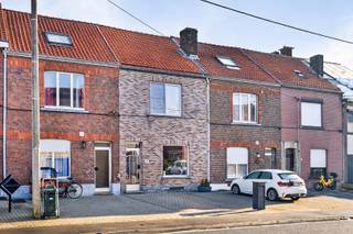 Deze mooie rijwoning met tuin bevindt zich langs de Aarschotsesteenweg, niet ver van de ring rond Tienen. De locatie is zeer goed : bushaltes zijn dichtbij, het station van Tienen bevindt zich op 1,5 km, winkels, scholen, restaurants, enz zijn nabij. <br /><br />De woning biedt mooie leefruimtes op het gelijkvloers, prachtige keuken en badkamer en 2 slaapkamers op de verdieping. Airco is ook aanwezig. Achteraan de woning is er een aangelegd zonneterras, een omheinde tuin en een garage met berging die langs een zijstraat bereikbaar is. Vooraan en achteraan heb je nog een extra parkeerplaats. Graag een bezoek? Mail naar info@ledonimmo.be. Tot gauw :)