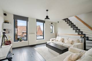 <p><strong>Topgelegen handelspand met verhuurd duplexappartement</strong></p>
<p>Strategisch gelegen handelspand met uitstekende visibiliteit, gecombineerd met een <strong>verhuurd appartement met aparte ingang</strong> – ideaal als investering of combinatie wonen/werken.<br />Het <strong>gelijkvloers</strong> omvat een ruim en lichtrijk handelspand met aparte praktijkruimte, keuken en een ruime berging.<br />Op de <strong>eerste verdieping</strong> bevindt zich een <strong>gerenoveerd duplexappartement</strong> met éen slaapkamer en een ruime, lichte leefruimte dankzij de grote raampartijen.</p>
<p>Een veelzijdig eigendom op een toplocatie met sterke commerciële troeven en een stabiel huurrendement.</p>