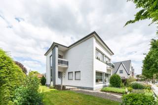Tijdloze open bebouwing, gunstig gelegen te Torhout, met het Ravenhofpark in uw achtertuin. De woning is modern van stijl en geniet van...