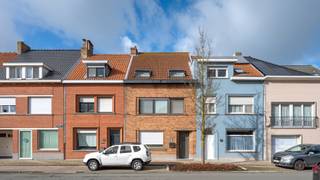 Deze instapklare en bijzonder ruime gezinswoning is een echte topper in ons aanbod en combineert comfort, kwaliteit en een uitstekende ligging. Gelegen in een rustige, dorpse omgeving in het centrum van Zeebrugge, geniet U hier van alle voorzieningen op wandelafstand én een vlotte bereikbaarheid via de invalswegen. Bovendien bevindt de woning zich op slechts 3 km van Knokke-Heist, ideaal voor wie wonen en bereikbaarheid wil combineren.<br /><br />De woning beschikt over tal van sterke troeven zoals een goede EPC-score, conforme elektriciteit, zonnepanelen en elektrische rolluiken, wat zorgt voor een energiezuinig en zorgeloos wooncomfort. Een absolute meerwaarde is de zeer ruime dubbele garage, inclusief twee staanplaatsen voor de garage, volledig inbegrepen in de prijs.<br /><br />Indeling:<br />- Inkomhal met op maat gemaakte kasten,<br />- Apart gastentoilet,<br />- Ruime en lichtrijke leefruimte met gezellige zithoek,<br />- Eetplaats,<br />- Volledig ingerichte kwalitatieve leefkeuken met kookeiland en bijhorende zitplaatsen,<br />- Praktische bergingsruimte met mogelijkheid tot het creëren van een tweede badkamer,<br />- Gezellige veranda met zicht op het terras,<br />- Keurig aangelegd en onderhoudsvriendelijk terras,<br />- Zeer ruime dubbele garage voorzien van een elektrische poort, alsook twee staanplaatsen voor de garage.<br /><br />Eerste verdieping:<br />- Nachthal,<br />- Badkamer uitgerust met bad, douche, lavabo en toilet,<br />- Ruime slaapkamer met ingemaakte kasten,<br />- Tweede ruime slaapkamer, eveneens met ingemaakte kasten,<br /><br />Tweede verdieping:<br />- Derde slaapkamer,<br />- Vierde, zeer ruime slaapkamer met veluxramen, voorzien van geïntegreerde rolluiken en insectenwering.<br /><br />Bent u op zoek naar een instapklare gezinswoning met ruimte, comfort en een uitstekende ligging. Dan is deze woning zonder twijfel een buitenkans. Contacteer Maxim via 0477 06 03 30 of via maxim@rhvastgoed.com voor een bezoek ter plaatse.