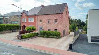 SUPER ENERGIEZUINIGE EENGEZINSWONING (A+ ENERGIELABEL) MET 4 SLAAPKAMERS, CARPORT/TUINHUIS EN RUIME TUIN (12A 33CA) IN WALTWILDER<br /><br />*** Bekijkt u deze woning via een aanverwante website? Surf dan naar https://matisimmo.be/nl/aanbod/4438662/eengezinswoning-te-koop-in-3740-bilzen-hoeselt en klik op volgende link voor het INTERACTIEF GRONDPLAN: https://grondplan.matisimmo.be/grondplan/?map=HoeseltMaastrichterstraat119 ***<br /><br />Deze opmerkelijk ruime woning met moderne landelijke uitstraling is gelegen aan de verbindingsweg tussen Bilzen en Lanaken, aan de Maastrichterstraat in Bilzen. Dankzij de gunstige ligging zijn allerlei voorzieningen vlot bereikbaar in de omgeving, evenals de op- en afritten. Het gezellige centrum van Bilzen is gelegen op 5 minuten rijden, andere steden zoals Hasselt en Maastricht zijn eveneens vlot te bereiken.<br /><br />De woning is verrassend ruim met een woonoppervlakte van maar liefst 217m<sup>2</sup> en een praktische indeling waardoor men doorheen het hele interieur een ruimtelijk gevoel ervaart.<br />De charmante sfeer en het gevoel van ruimte en gezelligheid worden doorgetrokken naar buiten; in de combinatie van afwerking en inrichting van het totaalplaatje.<br /><br />De indeling is als volgt; bij het betreden van de woning komt men in de inkomhal, waar ook een apart toilet toilet voorzien is. Verder geeft deze inkomhal toegang tot enerzijds de berging en anderzijds de ruime woonkamer met keuken. De moderne landelijke inrichting geeft een warme sfeer, verder geniet men van aangenaam lichtinval dankzij de vele raampartijen. De keuken is uitgerust met een eiland waar ook plaats is om aan te zitten. Aanpalend bevindt zich de berging voorzien van praktische kastruimte met lavabo en de mogelijkheid om een wasmachine en droogkast te plaatsen. De berging geeft verder toegang tot het terras en de tuin.<br /><br />Op de eerste verdieping zijn er 3 ruime slaapkamers ingericht en een opmerkelijk ruime en luxueuze badkamer voorzien van een douche, vrijstaand bad, wandmeubel met dubbele lavabo en toilet.<br /><br />Vervolgens is de tweede verdieping (onder het dak) toegankelijk via een vaste trap. Op deze verdieping is nog een 4<sup>de</sup> riante slaapkamer ingericht met verder een technische ruimte en enkele bergruimtes. Deze 2 bergruimtes bieden de mogelijkheid om in te richten en af te werken tot een badkamer en 5<sup>de</sup> slaapkamer.  <br /><br />Tot slot is de woning voorzien van een royaal aangelegde en verzorgde tuin, ingericht met 2 gezellige terrassen. Deze zijn beide toegankelijk vanuit de berging en de woonkamer. Met zicht op de uitgestrekte tuin, is het gezellig vertoeven in één van deze twee zithoeken.<br />Daarbuiten is er in het verlengde van de oprit nog een carport voorzien voor 2 auto’s met aansluitend een praktisch tuinhuis. De toegangspoort aan de inrit langs de woning en de volledig omheinde tuin zijn extra troeven die eveneens een veilig en afgewerkt gevoel geven.<br /><br />Voor meer informatie of een bezoek ter plaatse kan u vrijblijvend contact opnemen met ons kantoor via 089/44.00.00 of info@matisimmo.be.<br /><br />De vermelde woonoppervlakte is steeds de bruikbare vloeroppervlakte overgenomen uit het EPC-verslag.<br /><br /><em>Bestuursmaatregelen in het maatregelenregister: nee</em><br /> 