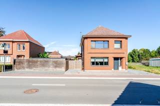 <h1><span>Gerenoveerde woning met 2 badkamers en potentieel voor 3 slaapkamers in Begijnendijk</span></h1><p><span>Instapklaar, verrassend ruim en met extra potentieel!</span><span> Deze gerenoveerde woning biedt </span><span>156 m² wooncomfort</span><span> , met 2 slaapkamers, 2 badkamers, een gezellige tuin én een ruime zolder die eenvoudig kan worden ingericht als derde slaapkamer, bureau of hobbyruimte.</span></p><p><span>De woning beschikt over een </span><span>ruime en lichtrijke leefruimte, gezellig met ingebouwde pelletkachel, </span><span>aansluitend een ingerichte keuken. Op het gelijkvloers bevindt zich bovendien een </span><span>badkamer met inloopdouche</span><span> en praktische was- en bergruimte.</span></p><p><span>Op de eerste verdieping zijn er </span><span>2 volwaardige slaapkamers</span><span> en een tweede badkamer met ligbad en dubbele lavabo. De vaste trap naar de zolder zorgt voor extra flexibiliteit en biedt tal van mogelijkheden.</span></p><p><span>Langs de woning bevindt zich een </span><span>ingerichte tuin met terras en tuinhuis</span><span>. Er zijn 2 staanplaatsen en 1 garage.</span></p><p><span>De woning is goed gelegen. Op wandelafstand van de dorpskern, winkels, scholen en alle andere voorzieningen.</span></p><h3><span>Sterke troeven:</span></h3><ul><li><span>Gerenoveerd en instapklaar</span></li><li><span>Condenserende verwarmingsketel op aardgas</span></li><li><span>extra gezellige warmte met ingebouwde pelletkachel</span></li><li><span>2 slaapkamers + met uitbreidingsmogelijkheid</span></li><li><span>2 badkamers</span></li><li><span>Zolder bereikbaar via vaste trap</span></li><li><span>Gezellige tuin met terras en tuinhuis</span></li><li><span>1 garage + 2 staanplaatsen</span></li></ul><p><span> </span></p><p><span>Een veelzijdige woning met ruimte voor vandaag én mogelijkheden voor morgen. Ontdek zelf het potentieel van deze woning in Begijnendijk!</span></p>