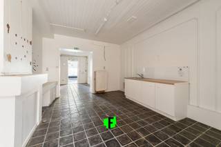 Bent u op zoek naar de perfecte combinatie van wonen en werken in het hart van Torhout? Deze karaktervolle handelswoning op een uiterst commerciële locatie biedt alles wat u nodig heeft! De woning is toe aan een opfrisbeurt of renovatie, maar biedt een uitstekende basis om uw eigen stempel te drukken. Met een ruime en multifunctionele handelsruimte op het gelijkvloers, voorzien van veel etalageruimte, geniet u van uitstekende zichtbaarheid en volop kansen om uw zaak te laten groeien.<br /><br />Boven de handelsruimte bevindt zich een royale woonruimte met maar liefst zes slaapkamers, ideaal voor een groot gezin of om extra ruimte te creëren voor kantoor of hobby. Daarnaast is er een gezellig terras waar u heerlijk kunt ontspannen. De woning straalt authenticiteit en charme uit, met veel originele elementen die zorgen voor een unieke sfeer en uitstraling.<br /><br />Deze woning is ideaal voor ondernemers die wonen en werken willen combineren op één locatie. Dankzij de topligging in het bruisende centrum van Torhout profiteert u van veel passage en zichtbaarheid, perfect om uw klantenkring te vergroten. Met de nodige opfrissing of renovatie kunt u deze woning omtoveren tot een unieke plek die helemaal aan uw wensen voldoet. <br /><br />Mis deze kans niet en neem vandaag nog contact met ons op voor meer informatie of een bezichtiging!<br /><br />
