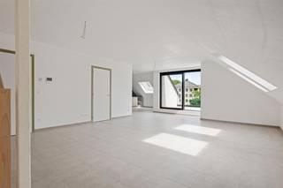 <strong>Recent duplexappartement in het centrum van Kasterlee.</strong><br /><br />Centrale ligging vlak bij de bossen en de Netavallei, Keeses Molen, de vele terrasjes en de markt. Ook scholen en winkels liggen op wandelafstand. Het sportcentrum Duineneind ligt aan de andere kant van de straat.<br /><br />De leefruimte is de blikvanger van dit appartement. Er is uitzonderlijk veel lichtinval en je hebt er toegang tot en uitzicht op het knappe dakterras (15m²).<br />De grote keuken is open maar toch subtiel afgescheiden van de living. Er zijn vele kasten en ingebouwde toestellen. <br />Uiteraard is er een apart gastentoilet en wasplaats/berging.<br /><br />Op de verdieping is er een zeer grote slaapkamer (17m²), een badkamer met douche en nog een overloop (bureau, extra berging, ...).<br /><br />Bij het appartement hoort een ondergrondse parkeerplaats en een kelderberging. De bewoner kan ook gebruik maken van de gemeenschappelijke fietsenstalling.<br /><br />Bovendien is het appartement zeer energiezuinig (warmtepomp, vloerverwarming, zonnepanelen,..)<br /><br />Bijzonderheden: <br />- EPC: A-label<br />- Zonnepanelen<br />- Ondergrondse berging en autostaanplaats<br />- Beschikbaarheid: 01/12/2026