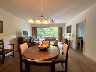 <p><span>Nabij het centrum van Edegem, in domein "Mariahof", vinden we dit appartement met 2 slaapkamers. Het appartement is gelegen op de 3de verdieping van een zeer goed onderhouden gebouw.</span></p><p><span>Centrale locatie, op wandelafstand van het centrum, in directe nabijheid van openbaar vervoer, winkels, scholen, ziekenhuizen en verbindingswegen.</span></p><p><span> </span></p><p><span>Indeling:</span></p><p><span>We betreden het appartement via een ruime inkomhal. Hier is voldoende ruimte om vestiaire te maken.</span></p><p><span>De ruime leefruimte op blokjesparket kijkt via de grote schuiframen uit op groen. Tevens is er via de leefruimte en de slaapkamers toegang naar het terras.</span></p><p><span>De keuken is voorzien van een ijskast (met vriesvakje), een elektrische kookplaat + dampkap, dubbele spoelbak en meerdere bergkastjes.</span></p><p><span> </span></p><p><span>De nachthal verbindt het leefgedeelte met de slaapkamers en de badkamer. De slaapkamers (15 en 10m²) geven eveneens uit op het terras.</span></p><p><span>Voorts is er in de nachthal een apart toilet met handenwasser. De badkamer beschikt over een ruime inloopdouche en badkamermeubel. </span></p><p><span>De aansluiting voor de wasmachine is netjes weggewerkt in een ingemaakte kast. </span></p><p><span> </span></p><p><span>Inclusief een extra privatieve berging (gelegen op de 8e verdieping van het gebouw). Er is ook een gemeenschappelijke fietsenstalling.</span></p><p><span>Voor het gebouw is er een grote parking voor bewoners en bezoekers. Garagebox verplicht bij te huren aan € 120/maand.</span></p><p><span> </span></p><p><span>Praktische info:</span></p><ul><li><span>Beschikbaar: 01/12/2025</span></li><li><span>Vaste kosten: ca. € 200/maand</span></li><li><span>EPC: 182 kWh/m²jaar</span></li><li><span>Huurwaarborg: 3 maanden </span></li><li><span>Plaatsbeschrijving:  € 225 ,-</span></li></ul><p><span> </span></p><p><span>!!! NIEUW: PLAN VANAF NU ZELF JOUW AFSPRAAK IN VIA ONZE ONLINE MODULE!!! </span></p><p><span>Surf naar het betreffende eigendom op onze website <span>www.habicom.be</span></span><span> en klik vervolgens op de roze knop</span><span> 'PLAN EEN BEZOEK'.</span></p><p><span> </span></p><p><span> </span></p><p><span> </span></p><p><span> </span></p>