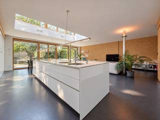Aan de residentiële en rustige Heidelaan in Lint bevindt zich deze hoogwaardige, gecertificeerde passiefwoning. Het pand werd in 2012 ontworpen en gebouwd in samenwerking met de eigenaars, waaronder een academicus en docent in de ingenieurswetenschappen, gespecialiseerd in laag energie woningbouw. Deze wetenschappelijke achtergrond vertaalt zich direct in de ingenieuze ruimtelijke opbouw, de doordachte materiaalkeuzes en de geavanceerde technische installaties.<br /><br />Deze woning is ook opgebouwd vanuit het idee om hier nog vele decennia te wonen. Het betreft een kwalitatieve halfopen bebouwing waarin duurzaamheid, een extreem laag energieverbruik en een top leefcomfort perfect samenkomen.<br /><br />De basis van de woning rust op een uiterst nauwkeurige houtskeletbouw, gecombineerd met een uitstekend geïsoleerde gebouwschil. De muren beschikken over een isolatielaag van maar liefst 40 centimeter cellulose, en de totale schil is luchtdicht afgewerkt met hoogwaardige driedubbele beglazing om warmteverlies te minimaliseren. In combinatie met een ventilatiesysteem met warmterecuperatie, systeem D, en een HR+ condensatie ketel ontstaat een optimaal en constant binnenklimaat. Verder is ze akoestisch volledig ontkopelt van de naastliggende woning.<br /><br />De top isoloatie leidt tot een uitzonderlijk lage verbruikskost van (op dit moment) gemiddeld circa 20 euro per maand (320m2). Bovendien wordt het klimaat per individuele ruimte aangestuurd via temperatuur voelers, wat zorgt voor gepersonaliseerd comfort in elke kamer.<br /><br />De overige energetische voorzieningen zijn eveneens op een hoog niveau uitgewerkt. Een zonneboiler van 300 liter voorziet in het sanitaire warm water, gedreven door zonnepanelen.<br /><br />Het dakoppervlak biedt nog circa 80 m² aan uitbreidingsmogelijkheden voor bijkomende zonnepanelen.<br /><br />Om sluipverbruik integraal te elimineren is de woning uitgerust met een slimme geschakelde stroomvoorziening die apparatuur automatisch uitzet bij niet-gebruik. Het waterbeheer wordt efficiënt geregeld door een regenwaterput van 11.000 liter met een krachtige hydropomp.<br /><br />Met een royale bewoonbare oppervlakte van ongeveer 310 m² op een perceel van 530 m² biedt de woning een indrukwekkend gevoel van ruimte en licht. Bij de interieurafwerking is uitsluitend gekozen voor duurzame, ecologische materialen, waaronder stootvaste Fermacell, gipsvezelplaten met een hoge draagkracht en een kwalitatieve marmoleumvloer op het gelijkvloers. Verder beschikt het gelijkvloers over een aparte polyvalente/praktijkruimte. Deze kan u invullen naar wens.<br /><br />De lichtrijke leefruimte staat dankzij de grote ramen (met zonnewering) in directe verbinding met de zalige achtertuin. Achteraan het perceel bevindt zich een volwaardig, afzonderlijk bijgebouw dat voorzien is van elektriciteit, UTP, datacommunicatie en een aansluiting op het regenwatersysteem, waardoor deze ruimte uitermate geschikt is als thuiswerkplek, atelier of hobbyruimte.<br /><br />De ligging is zeer rustig: kwalitatieve scholen en diverse sportvoorzieningen bevinden zich op korte afstand. Daarnaast is er een uitstekende verbinding naar Kontich, Antwerpen en Brussel, alsook naar het nabijgelegen treinstation van Kontich, Lint.<br /><br />Deze unieke woning, met conforme elektriciteitskeuring, biedt een zeldzame combinatie van bouwkundige kwaliteit, moderne technologie en duurzame leefkwaliteit.<br /><br />Deze woning is meer dan een woning, het is een beleving, een levensstijl.<br /><br />EPC : 47 kWh/m<sup>2</sup> (Label A)<br />Stedenbouwkundige inlichtingen in aanvraag<br />Waterinfo : P-Score = A, G-Score = A<br /><br />Dit is niet wat je zoekt ? Al gehoord van AANKOOPBEGELEIDING ? Wij zoeken, bezoeken en onderhandelen mee met jou voor eigendommen die worden aangeboden door particulieren, andere makelaars of eigendommen die zelfs (nog) niet te koop staan?<br />Vraag meer informatie over aankoopbegeleiding via welkom@dehuisleverancier.be of 0489/069.000<br /><br />de Huisleverancier : Persoonlijk, voor iedereen Service, Kwaliteit en Vertrouwen !<br />