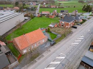 Projectgrond met ontwikkelingspotentieel te koop in Torhout<br /><br />Op een strategische locatie langs de Bruggestraat in Torhout bieden wij deze interessante ontwikkelingssite aan met nog 3.003 m² beschikbare projectgrond. Dankzij de uitstekende bereikbaarheid en de veelzijdige stedenbouwkundige bestemming biedt deze eigendom tal van mogelijkheden voor ondernemers, investeerders en bedrijven die op zoek zijn naar een locatie met groeipotentieel.<br /><br />Momenteel is nog 3.003 m² projectgrond beschikbaar aan €300/m². Daarnaast bestaat de mogelijkheid om een bijkomend perceel van 747 m² aan te kopen voor €265.000. De gronden kunnen zowel als één geheel als opgesplitst in verschillende percelen worden aangekocht, afhankelijk van de behoeften van de koper.<br /><br />Volgens het geldende RUP is de site hoofdzakelijk bestemd voor bedrijvigheid. Hierdoor is de locatie geschikt voor KMO-activiteiten, opslag, productie, dienstverlening, kantoren of een showroom. Een zuivere woonfunctie of klassieke handelszaak zonder link met een bedrijfsactiviteit is niet toegestaan. Een commerciële invulling is wel mogelijk wanneer deze gekoppeld is aan bedrijvigheid of dienstverlening.<br /><br />Troeven:<br />•⁠ ⁠Strategische ligging langs de Bruggestraat in Torhout<br />•⁠ ⁠3.003 m² beschikbare projectgrond aan €300/m²<br />•⁠ ⁠Mogelijkheid tot aankoop van extra perceel van 747 m²<br />•⁠ ⁠Geschikt voor KMO's, kantoren, dienstverlening en showroom<br />•⁠ ⁠Aankoop mogelijk als geheel of in verschillende percelen<br />•⁠ ⁠Veelzijdige ontwikkelingsmogelijkheden<br />•⁠ ⁠Interessante investeringsopportuniteit<br /><br />Voor meer informatie of een afspraak, contacteer Simon via simon@vicusvastgoed.be of op het nummer 0498 12 37 08.