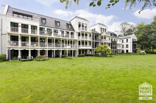 Residentieel gelegen appartement op de eerste verdieping met terrassen aan voor en achterkant.Inkom, toilet, living met open keuken,2 slaapkamers,...