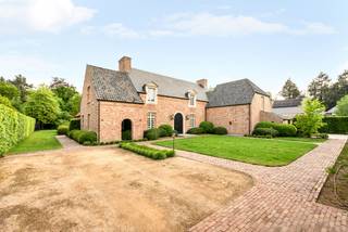 Deze prachtige Vlassak Verhulst villa in Oud-Turnhout is een droomwoning voor wie op zoek is naar ruimte, comfort en luxe. Deze villa is gelegen...