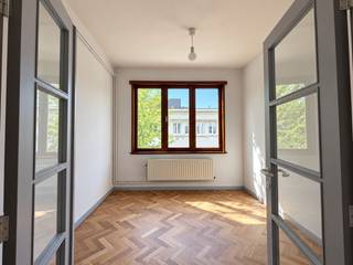 Dans une rue calme, en face du parc Te Boelaer et à distance de marche du parc Boekenberg, se trouve ce charmant appartement d'angle avec une façade distinctive et de grandes fenêtres. Grâce à son orientation est-ouest, l'appartement bénéficie d'une excellente luminosité naturelle, du matin au soir.<br /><br />L'appartement est situé au premier étage. En entrant, vous découvrirez immédiatement le spacieux et agréable salon, qui constitue le point central de l'appartement et donne accès aux différentes pièces.<br />L'appartement dispose de deux grandes chambres avec de grandes fenêtres qui offrent une belle lumière naturelle. De plus, il y a un espace de bureau supplémentaire, idéal comme lieu de télétravail ou d'espace hobby.<br />La cuisine équipée offre suffisamment d'espace de travail et de rangement et est attenante à une salle à manger séparée, ce qui crée une séparation pratique entre l'espace de vie et la salle à manger.<br /><br />La salle de bain rénovée est équipée d'une douche, d'un lavabo et d'un WC.<br /><br />35 € de provision pour l'eau.<br /><br />Enfin, l'appartement dispose d'une cave privative, qui offre un espace de stockage pratique supplémentaire. <br /><br />Contactez-nous pour une visite au 0483 51 30 01 ou envoyez un e-mail à ruzanna@wellimmo.net.<br /> 