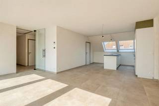 Laatste 4 appartementen!Aankoop à 6% btw mogelijk!Residentie Escautval is een exclusief nieuwbouwproject met een moderne architectuur en hoogwaardige, traditioneel gemetselde constructie. Dankzij 40 cm dikke muren met doorgedreven isolatie, ALU-ramen met superisolerend glas, een geïsoleerd zadeldak en akoestische isolatie geniet u van optimaal wooncomfort en rust. De 1 en 2-slaapkamerappartementen worden opgeleverd *klaar-voor-de-schilder*.De ruime terrassen (1,80 m tot 2,40 m breed) en zongeorienteerde leefruimtes zorgen voor maximaal licht en buitenbeleving. Verwarming en sanitair warm water gebeuren via een individuele lucht/water-warmtepomp met vloerverwarming, met actieve koeling en lage energiekosten als rechtstreeks voordeel. Ventilatiesysteem D met warmterecuperatie garandeert een gezond binnenklimaat.Elk appartement beschikt over zonnepanelen (voorziene E-peil E20) waardoor volledige vrijstelling van onroerende voorheffing gedurende 5 jaar wordt bekomen. De badkamers zijn luxueus afgewerkt met inloopdouche, dubbele wastafel en designmeubel. De volledig ingerichte keuken omvat kwaliteitsvolle toestellen.Verder een praktische “alles-uit”-drukknop, keramische vloertegels, parketvinyl in de slaapkamers, een individuele berging, fietsenstalling en parkeerplaatsen met voorziening voor laadpaal. De bovenste appartementen hebben een zolder (+/- 50 m²) als extra.